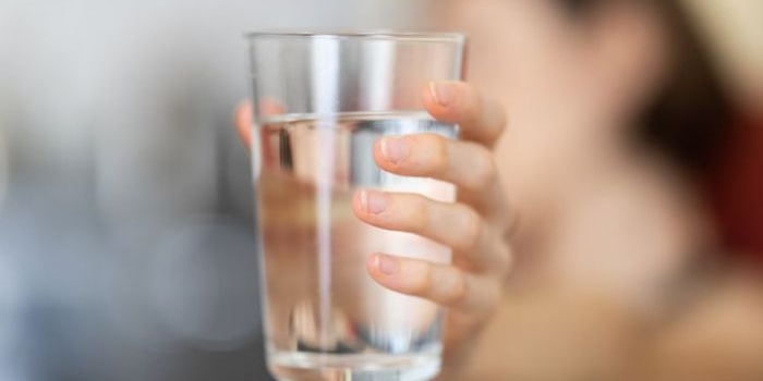 6-manfaat-minum-air-putih-setelah-bangun-tidur