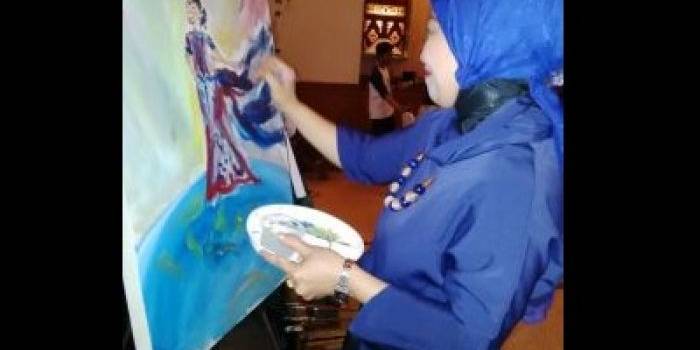 LUKIS. Seorang peserta pameran menunjukkan kebolehannya melukis. Foto : nisa/bangsaonline
