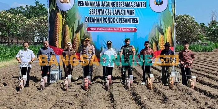 dukung-ketahanan-pangan-nasional-santri-di-kediri-tanam-jagung-serentak