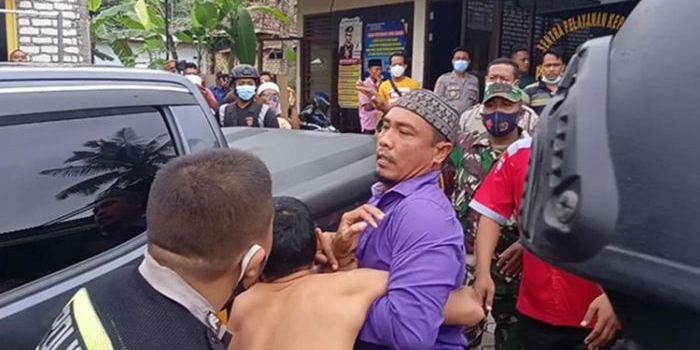 Tersangka M tanpa baju saat diamankan pihak Polsek Pegantenan. (foto: ist)