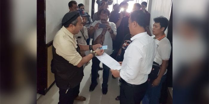 Perwakilan AMPPKL didampingi kuasa hukum saat melaporkan dugaan pungli event PTD ke Polres Probolinggo Kota.