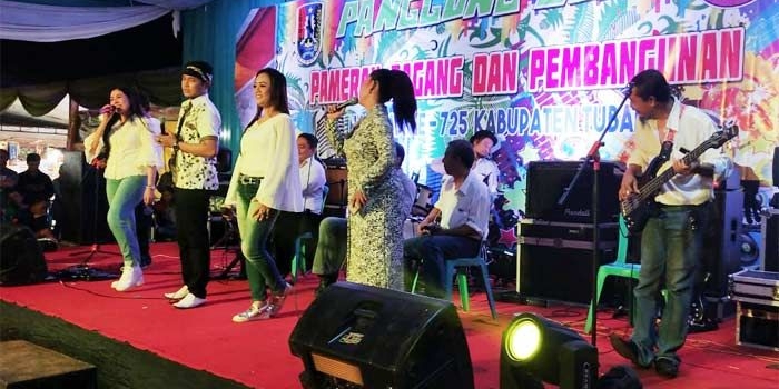 Aksi band keroncong di festival musik PAPPRI Tuban.