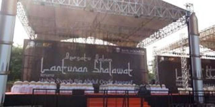 ?panggung untuk habib Syech. foto: facebook