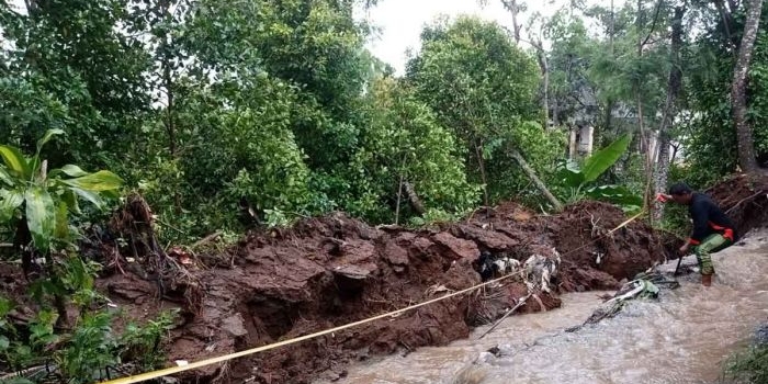 lereng-wilis-hujan-deras-tangkis-32-meter-di-joho-kediri-ambrol