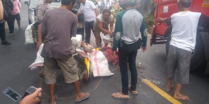Jenazah korban saat dievakuasi petugas dibantu warga.