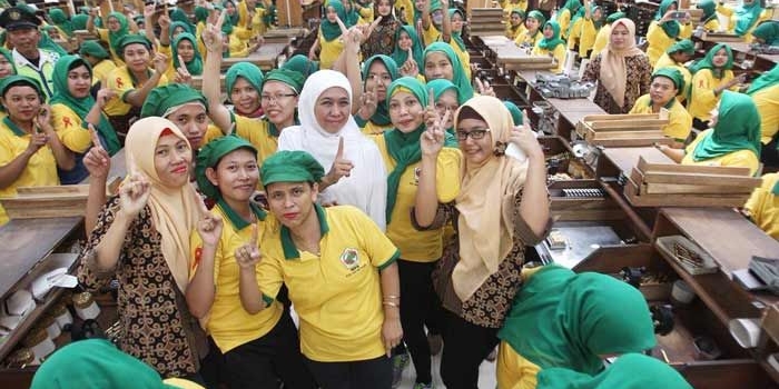 Khofifah disambut hangat buruh MPS Gondang, Kabupaten Mojokerto. foto: ist 