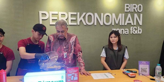 Kepala Biro Perekonomian Setdaprov Jatim, Aftabuddin Rijaluzzaman, saat meninjau salah satu stan UMKM di Jatim Fest 2025. 