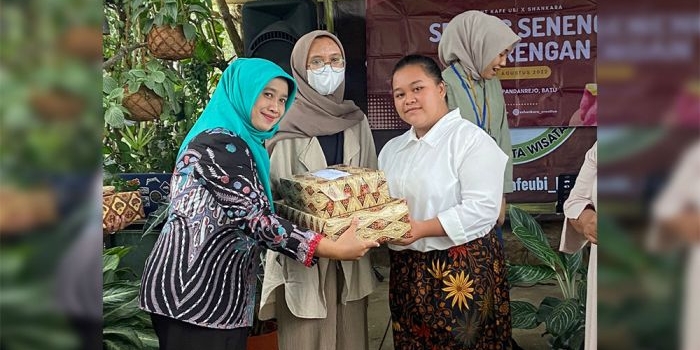 Penyerahan hadiah kepada pemenang lomba masak berbahan ubi.