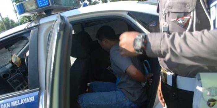 Salah satu tersangka pembobolan Anjungan Tunai Mandiri di Bandar Kedungmulyo Jombang. (foto: rony suhartomo/BANGSAONLINE)