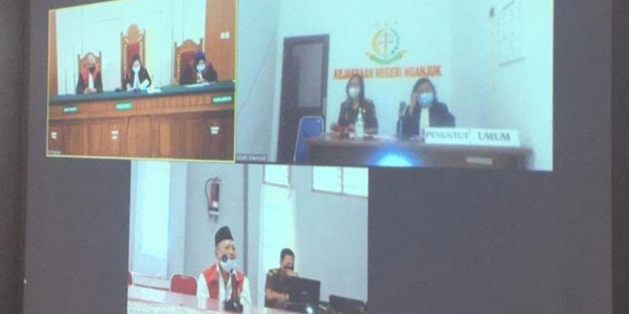 Suasana sidang daring agenda putusan majelis hakim atas tindak pemalsuan uang. foto: ist.
