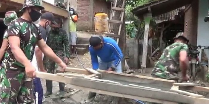 TNI dan warga bahu membahu saat pengerjaan renovasi Mushola Al Amin di Desa Kalipang, Kecamatan Grogol, Kabupaten Kediri. Minggu (26/9/2021). foto: ist.