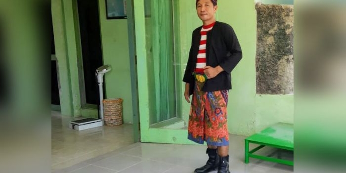 Achmad Muniffi menunjukkan paduan baju adat Sakera dengan batik Podhek yang lagi tren di Kabupaten Pamekasan.