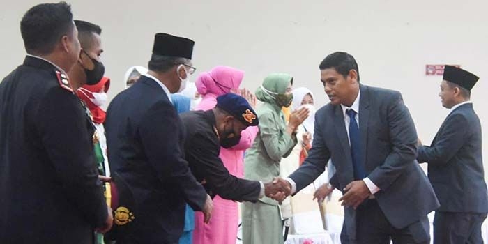 Wali Kota Kediri, Abdullah Abu Bakar, saat menyalami tamu undangan. Foto: Ist