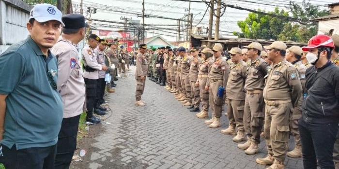 Petugas gabungan saat akan menertibkan bangunan PKL di bantaran Kali Avoor. foto: ist.
