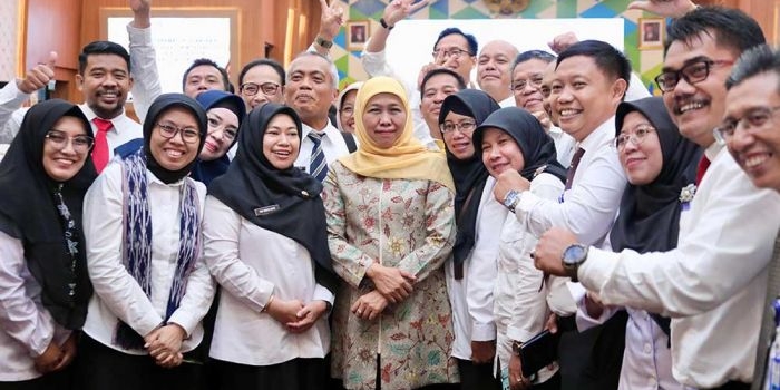 Khofifah Indar Parawansa foto bersama peserta Pelatihan Kepemimpinan Nasional Tingkat II Angkatan II Provinsi Jawa Timur Tahun 2024, di BPSDM Jawa Timur, Rabu (21/2/2024). Foto: Pemrpov Jatim