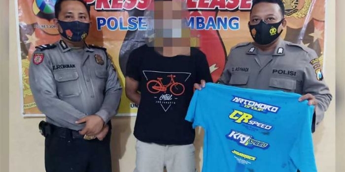 Tersangka saat diamankan di Mapolsek Jombang. 