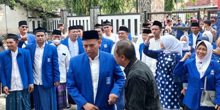 Ketua DPD PAN Kota Kediri Abdullah Abu Bakar disambut Sekretaris KPU Kota Kediri di Kantor KPU
