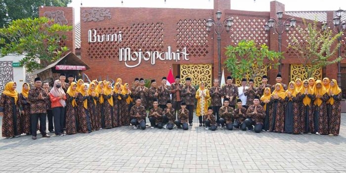 Wali kota Mojokerto, Ika Puspitasari, saat melepas kafilah MTQ Jatim 2023.