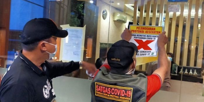 Satgas Covid-19 Kota Surabaya sedang melakukan penyegelan salah satu RHU. (foto: ist)