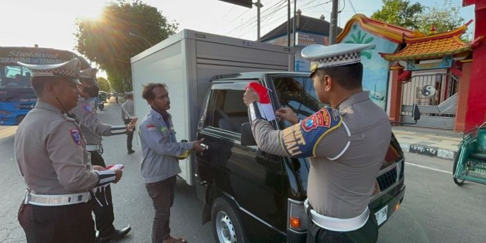 sambut-hut-ri-ke-80-satlantas-polres-tuban-bagikan-bendera-dan-snack-ke-pengendara