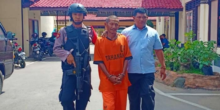 Tersangka saat digelandang ke Mapolres Blitar Kota. foto: AKINA/ BANGSAONLINE