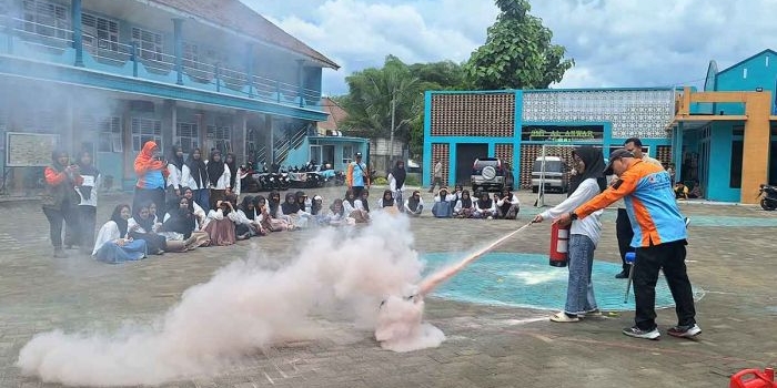 bpbd-jatim-latih-santri-hadapi-bencana-lewat-program-spab-dan-simulasi-gempa