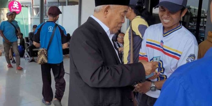 kiai-asep-bagi-bagi-uang-ke-porter-stasiun-ka-pasar-turi-rezeki-tak-akan-berkurang