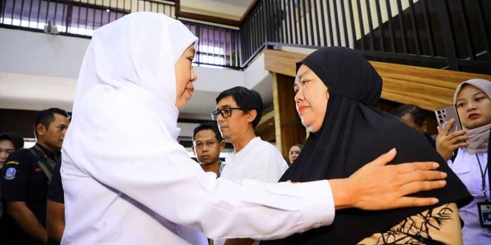 gubernur-khofifah-serahkan-santunan-untuk-korban-laka-laut-kmp-tunu-pratama-jaya-di-banyuwangi