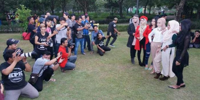 Pegiat fotografer saat hunting amal bersama di area Kebon Ratu Jombang, Minggu (4/6/2017). foto: RONY S/ BANGSAONLINE 