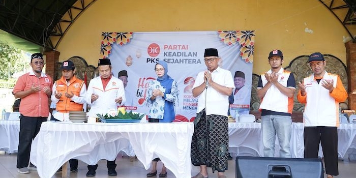 Wali kota Kediri Vinanda Prameswati dan Wakilnya Gus Qowim di acara halal bihalal PKS. (Ist). 