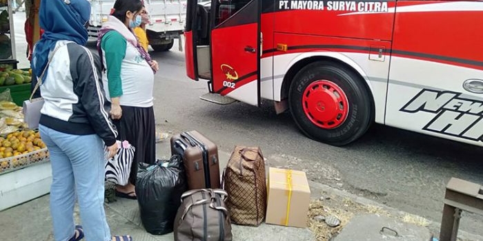 TW dan kawan-kawannya saat akan naik bus yang akan membawanya pulang ke Bandung. (foto: ist)