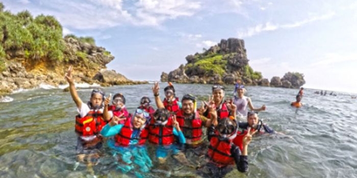 Pantai Nglambor di Gunung Kidul menawarkan wisata dengan panorama keindahan bawah laut.