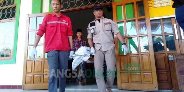 Saat jenazah korban dipulangkan usai dibacakan tahlil. (foto: SOFFAN/ BANGSAONLINE)