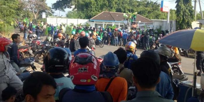 Ratusan buruh pabrik saat menggelar aksi di depan PT. LMI. 