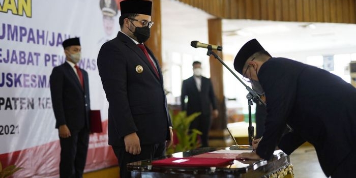 Bupati Kediri Hanindito Himawan Pramana menyaksikan penandatanganan berita acara salah salah satu pejabat yang menempati jabatan baru. Foto: Ist.