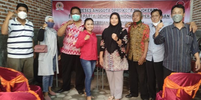 Febrina Meldyawati (berjilbab) saat foto bersama Ketua Fraksi PDIP DPRD Kota Mojokerto, Ery Purwanti, dan tokoh masyarakat Kranggan. Foto: YUDI EKO PURNOMO/ BANGSAONLINE