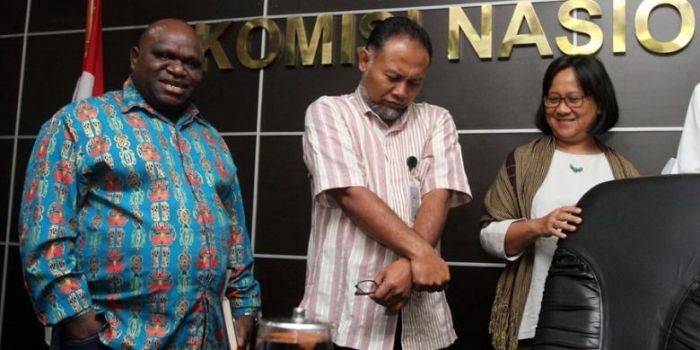 Wakil Ketua Komisi Pemberantasan Korupsi (KPK) Bambang Widjojanto mendatangi Komnas HAM guna memenuhi panggilan terkait pelaporan Koalisi Masyarakat Sipil, di Kantor Komnas HAM, Jakarta, Selasa (27/1/2015). Bambang memberikan keterangan mengenai penangkapan dirinya oleh Bareskrim Mabes Polri. (Kompas)