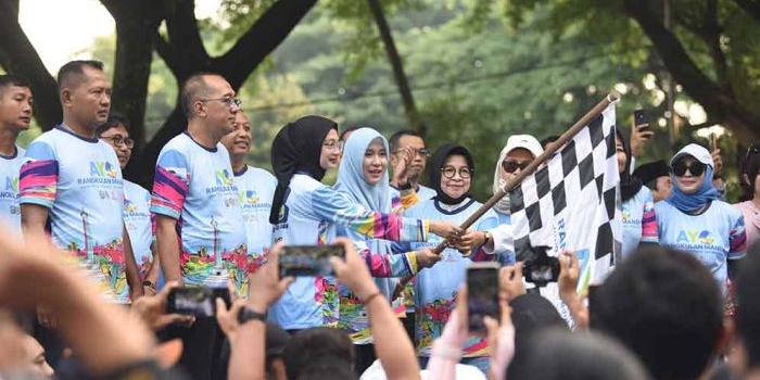 walkot-kediri-dan-waka-dprd-jatim-lepas-peserta-mlaku-bareng-berhadiah-umrah-hingga-motor-matic