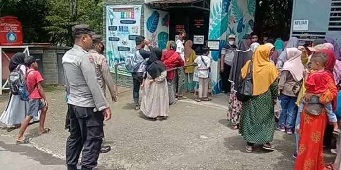 Petugas dari Polres Ngawi saat berjaga di tempat wisata.