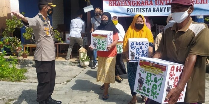 Wakapolresta Banyuwangi AKBP Didik Hariyanto saat pembagian sembako bantuan Bakti Sosial Bhayangkara.
