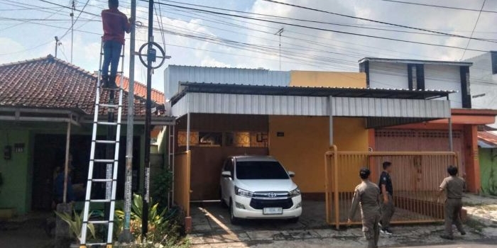 kabel-fiber-optik-semrawut-di-tuban-satpol-pp-pju-bukan-tempat-pemasangan