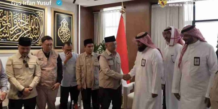 Larang Beri Fee, Menhaj Gus Irfan Haruskan Pemilik Dapur Beli Bahan Baku Makanan dari Indonesia