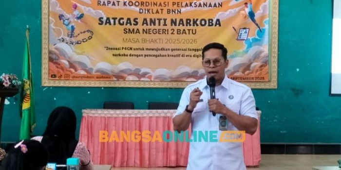 Pemateri dari BNN Kota Batu saat menyampaikan materi tentang aspek hukum penyalahgunaan narkoba. Foto: Agus Salimullah/BANGSAONLINE