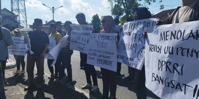 jurnalis-pamekasan-gelar-aksi-tolak-ruu-penyiaran-di-depan-dprd-pamekasan