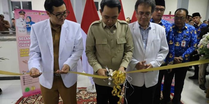 Bupati Jember ketika meresmikan Klinik Khusus CPMI di RSD Balung.