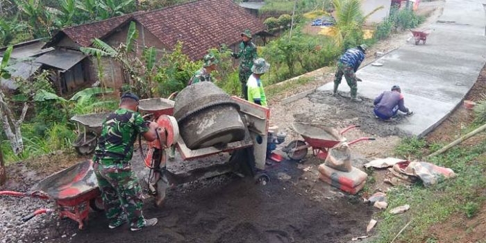 Pekerjaan rabat jalan sepanjang 400 meter di Dusun Jamur Dipo Desa Dompyong Kecamatan Bendungan yang hampir rampung.