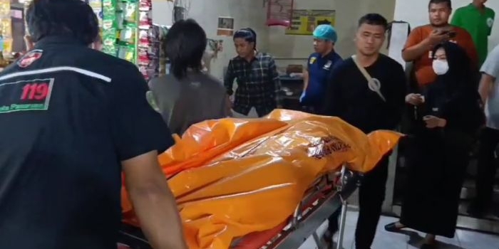Jenazah korban saat dievakuasi petugas