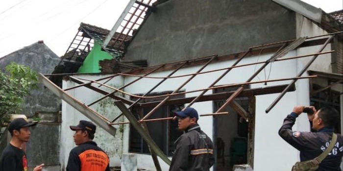 Salah satu rumah warga di Desa Ngreco, Kecamatan Kandat yang rusak usai diterjang angin kencang. foto: ist.  