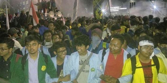 Ribuan mahasiswa terus bertahan hingga malam dalam Aksi Bela Rakyat 121 di Jl Merdeka Barat dan di depan Istana Negara.