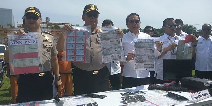 Kapolda Jatim Irjen Pol Drs. Luki Hermawan, M.Si didampingi Dirkrimum Kombes Pol Pitra Ratulangi, Kabidhumas Kombes Pol Trunoyudo Wisnu Andiko, dan Kabid Propam Polda Jatim Kombes Pol Puji Hendro Wibowo sedang menunjukkan barang bukti.